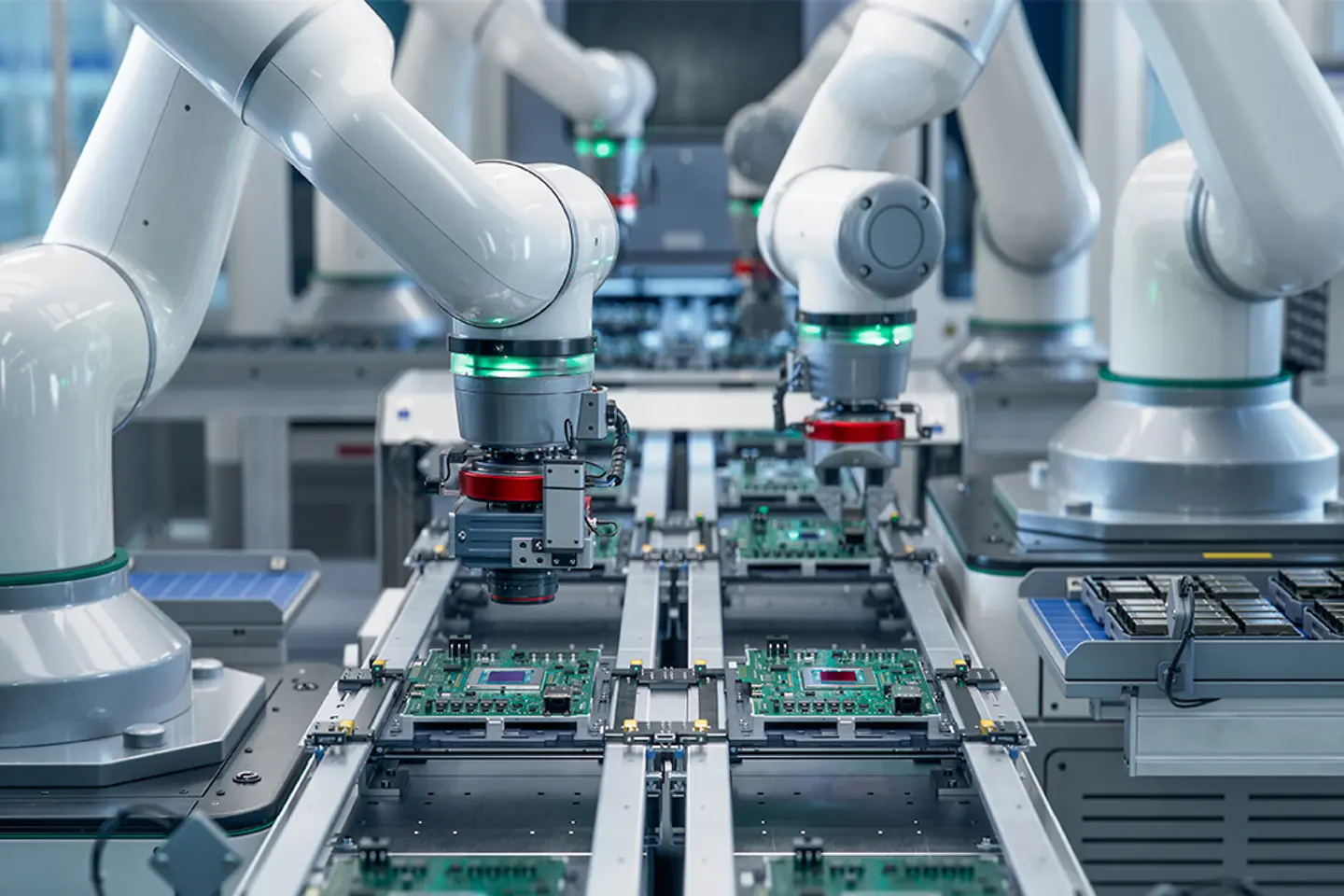 Robotarmen assembleren circuits in een moderne elektronicafabriek