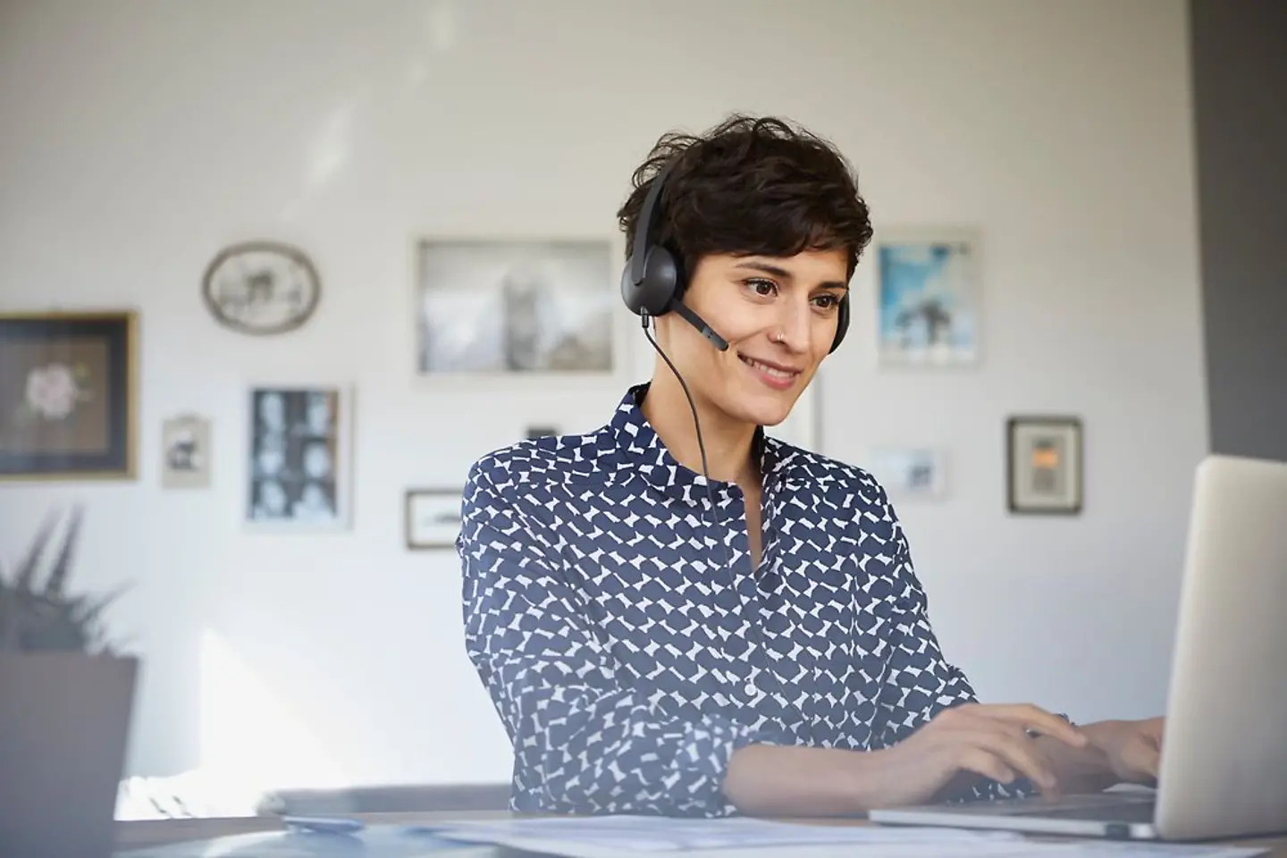 HR-Managerin prüft Daten im HR-System von DTSE