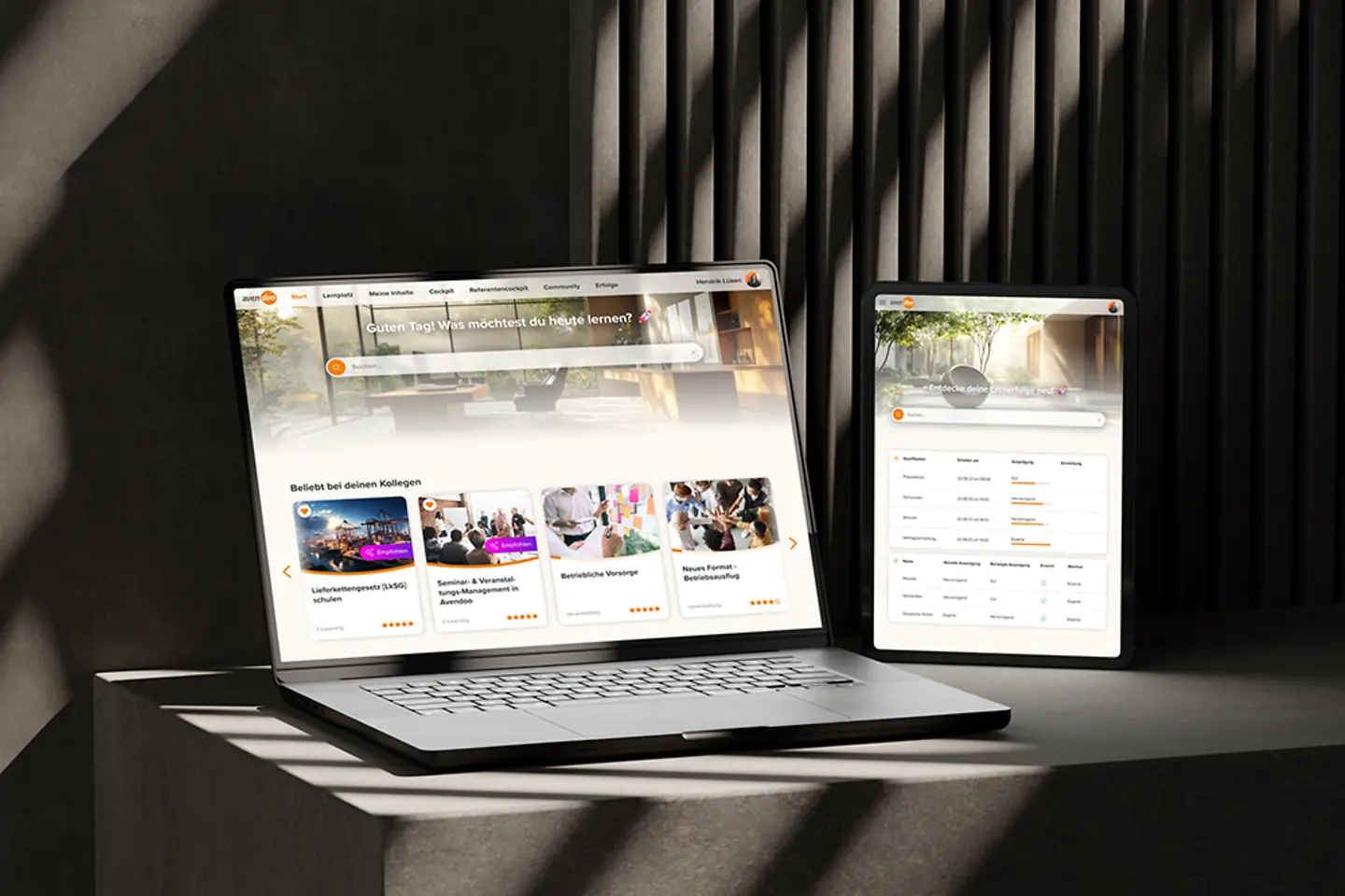 Laptop und Mobiltelefon mit Ansichten der Avendoo E-Learning-Plattform