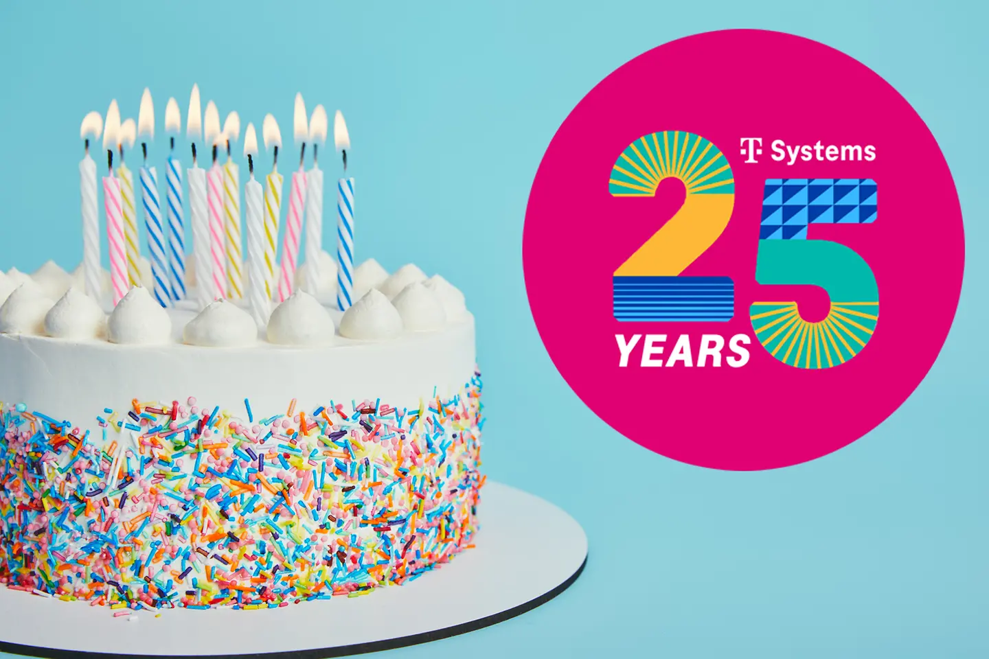 Pastel de cumpleaños y una insignia de 25 años