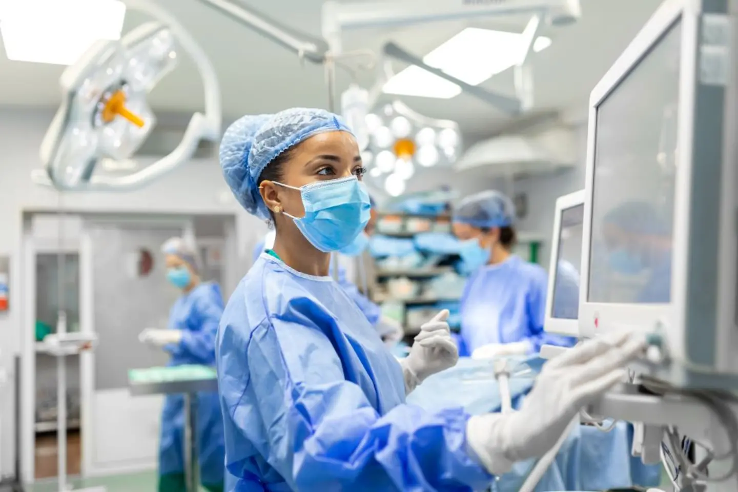 Anestesista que trabalha na sala de cirurgia