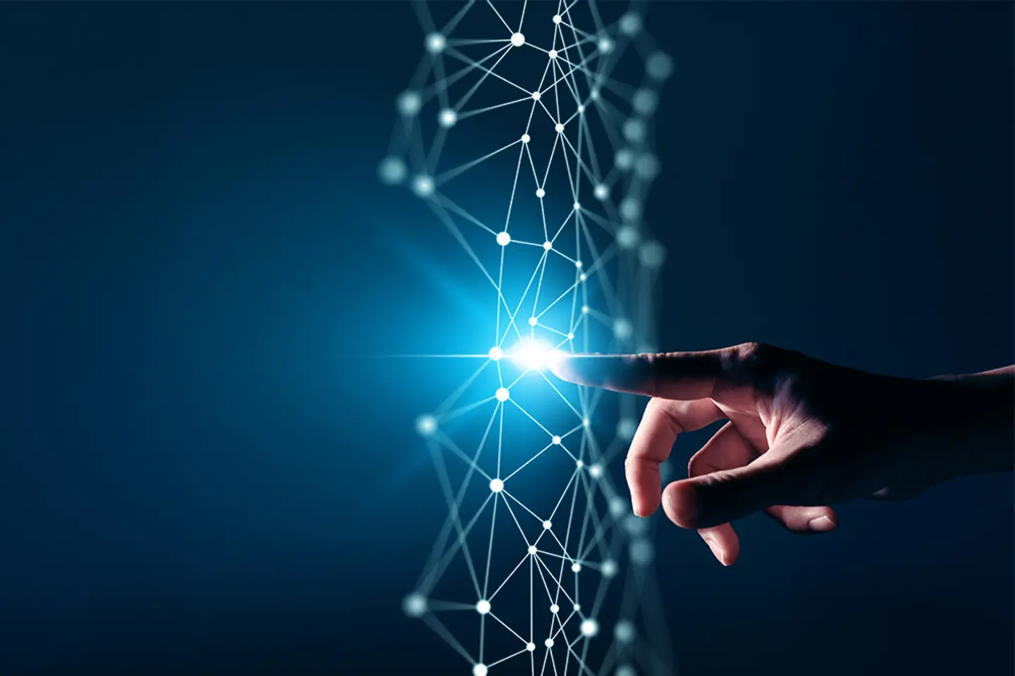 Beeld van een hand die een lichtgevende netstructuur aanraakt