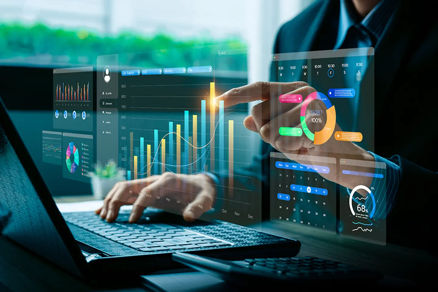 Datenanalyst arbeitet mit virtuellem Datendisplay