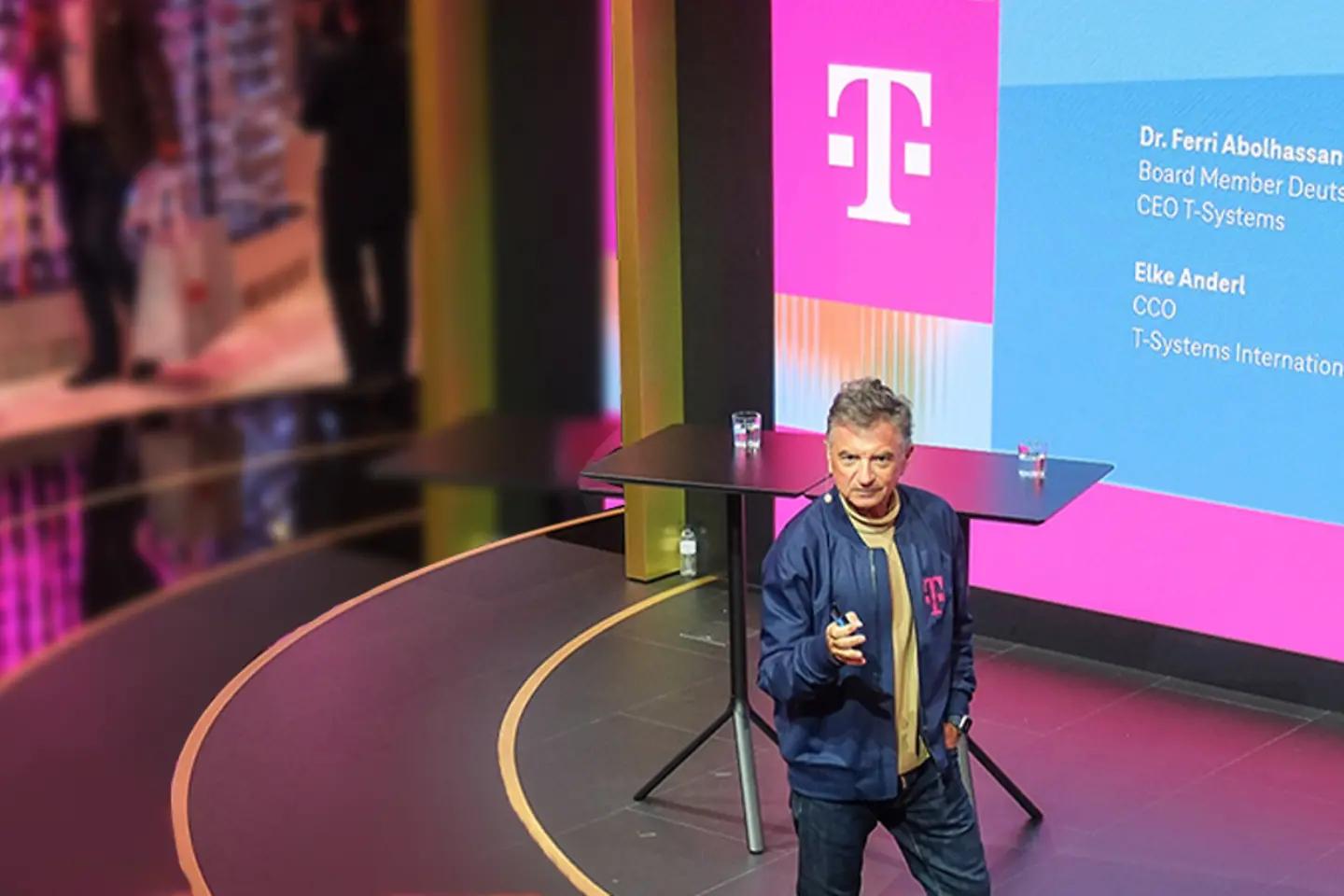 Dr. Ferri Abolhassan durante seu discurso no Mobile World Congress