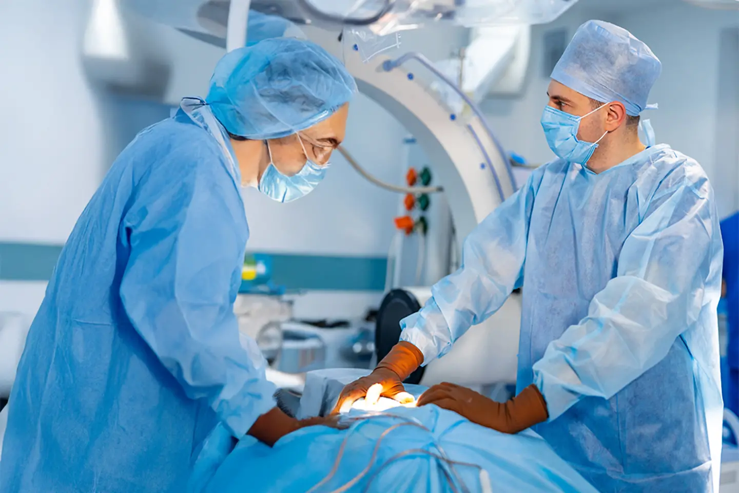 Ärzte und Patient im Operationssaal