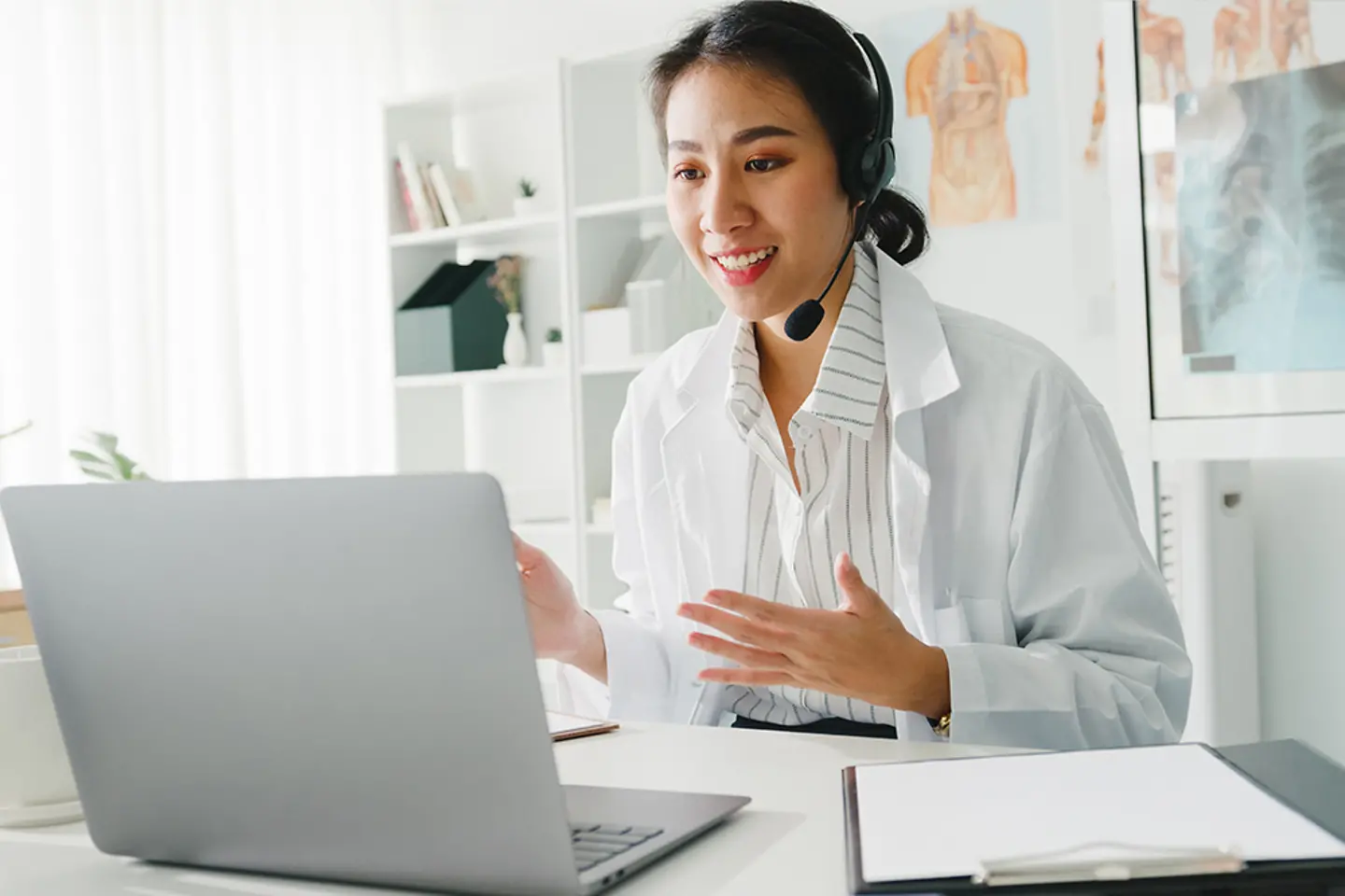 Eine Ärztin erteilt virtuell Gesundheitsratschläge