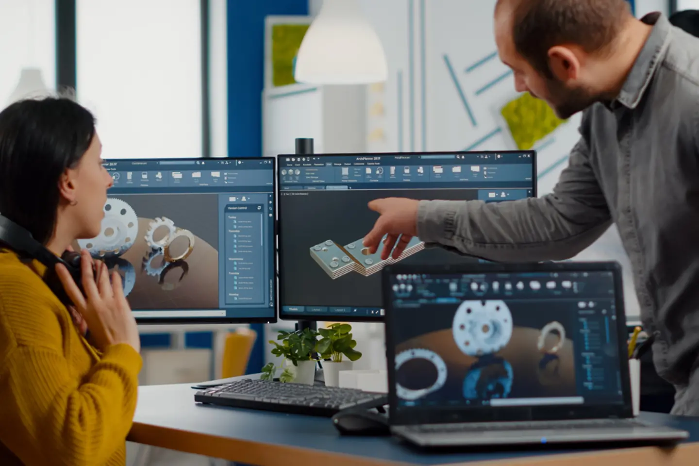 Een team van deskundigen die CAD-software gebruiken voor industrieel engineering-ontwerp