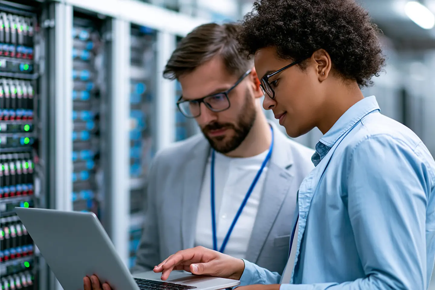 Imagem gerada por IA - Especialista em nuvem prestando consultoria ao cliente no data center