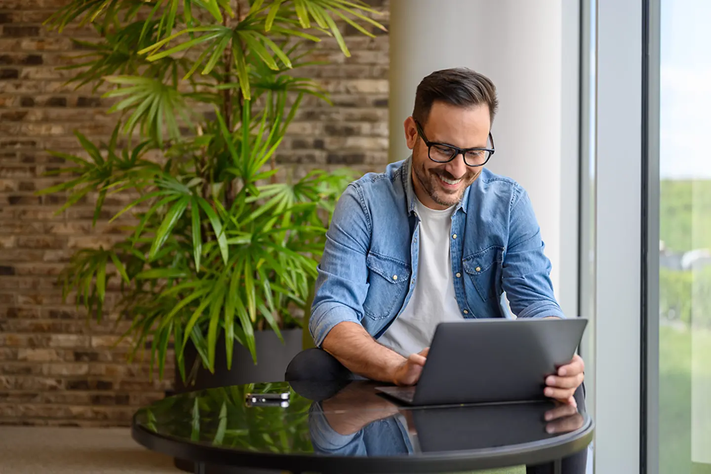 Cloud Experte checkt Daten am Laptop