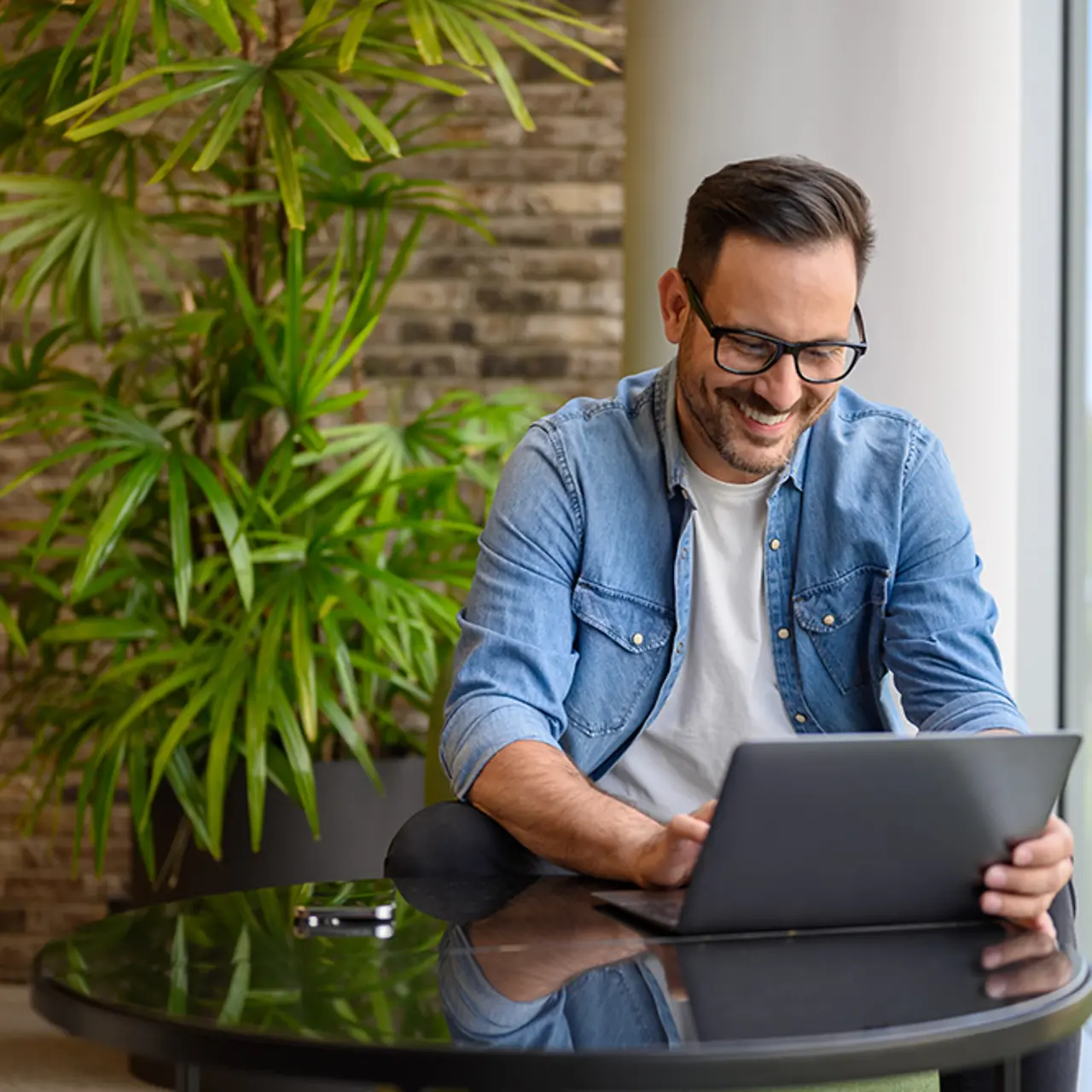 Experto en la nube revisa datos en una computadora portátil