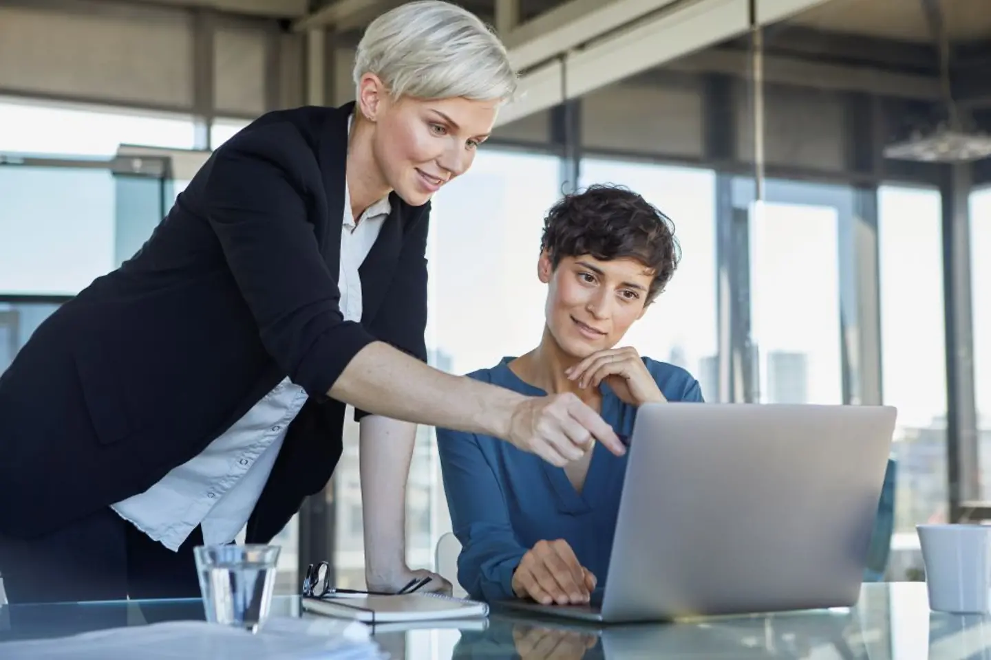 Cloud-transformation expert consulting with client