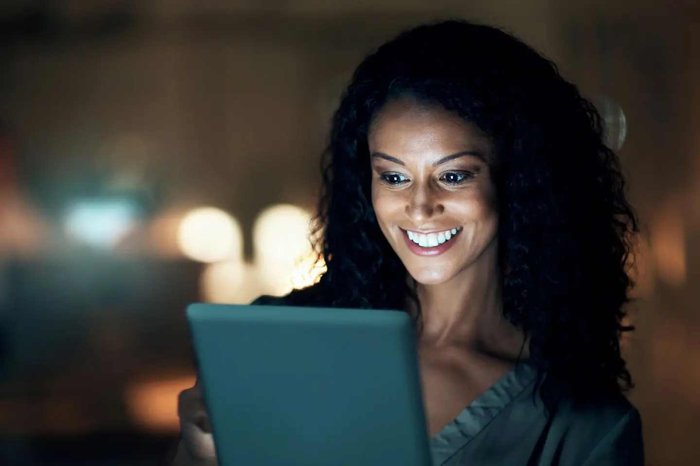 Especialista em segurança analisa dados no tablet