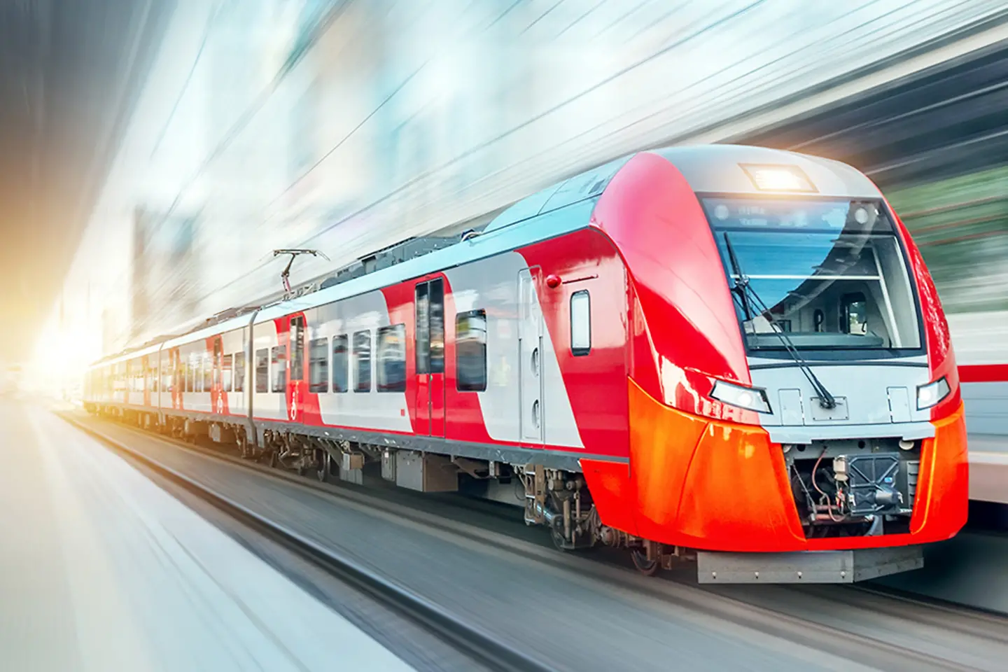 Moderner Zug in voller Fahrt