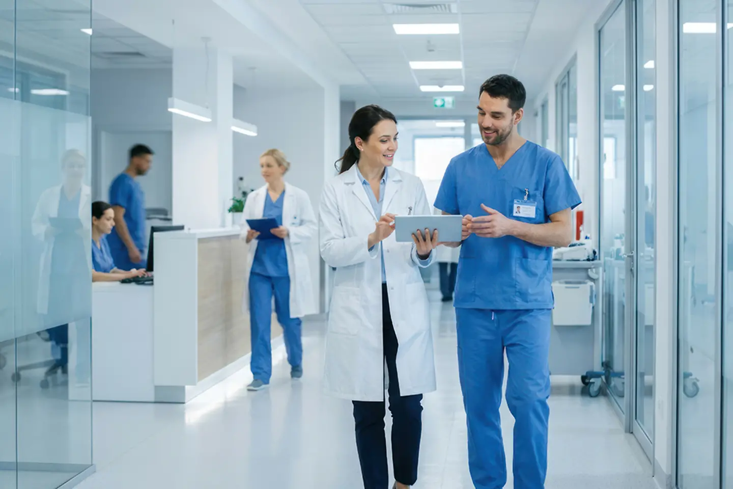 Ärztin im Labor nutzt eine KI-gestützte digitale Benutzeroberfläche zur Überwachung von Patientendaten