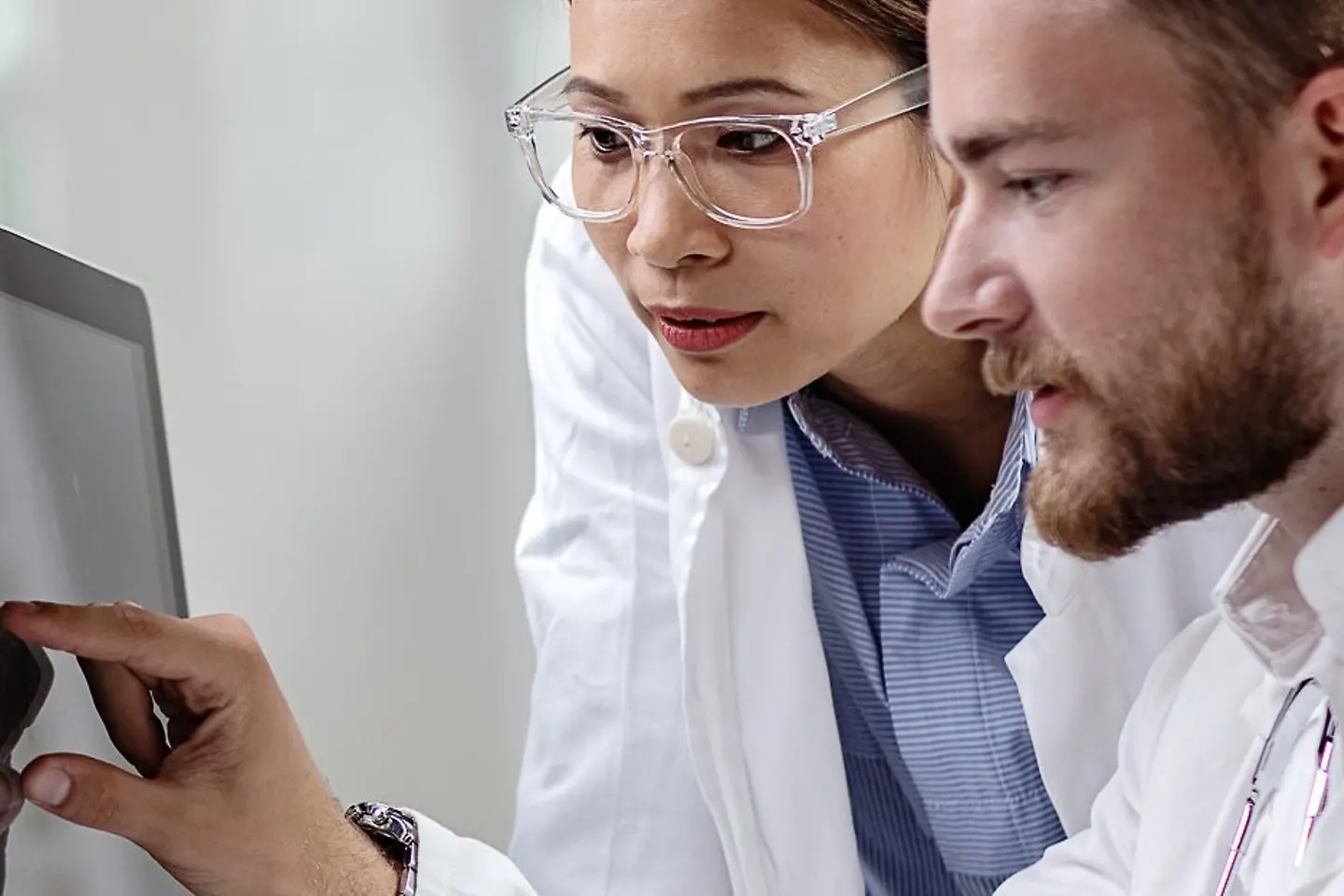 Zwei Ärzte analysieren Daten auf einem Bildschirm