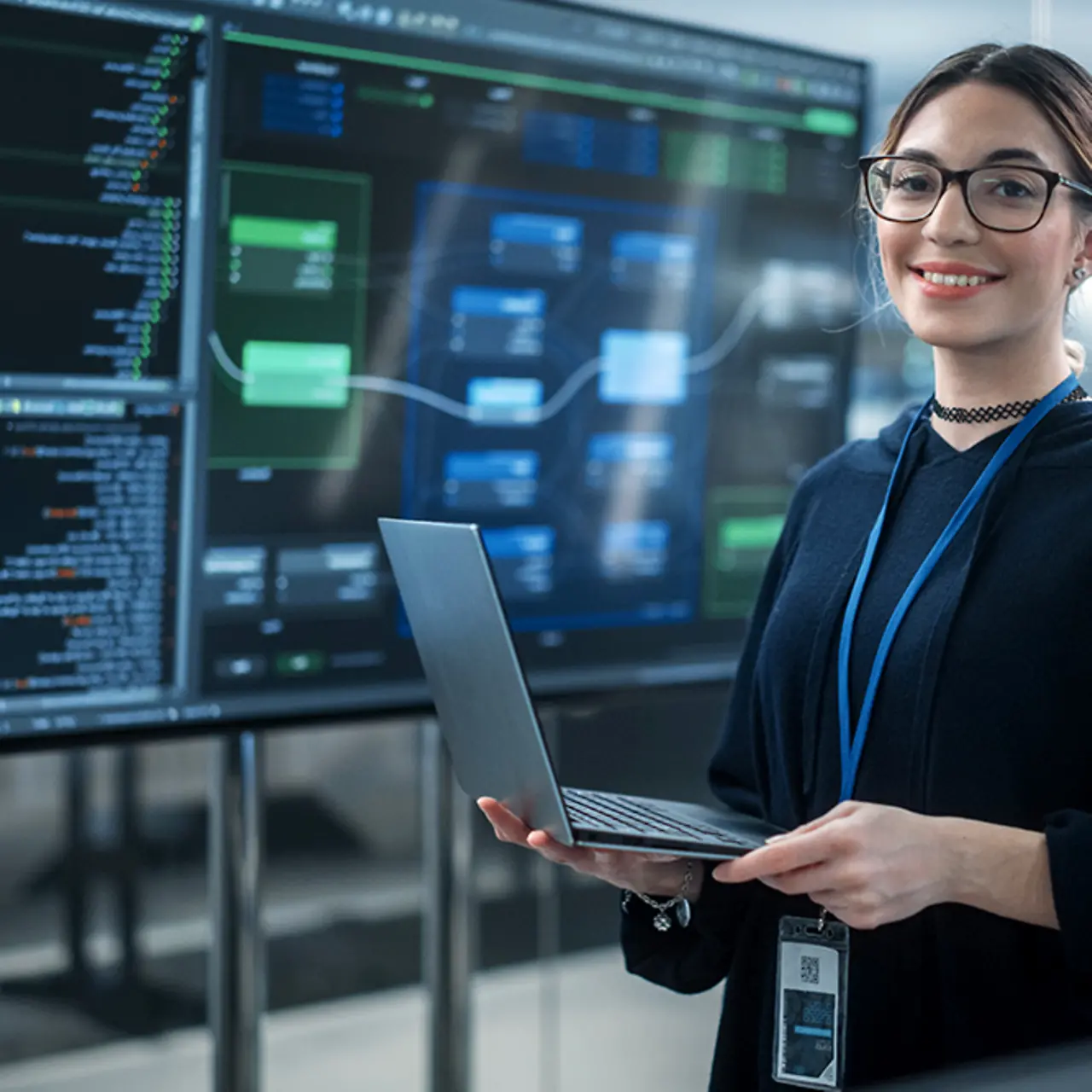Desarrolladora de software con laptop e internet de las cosas