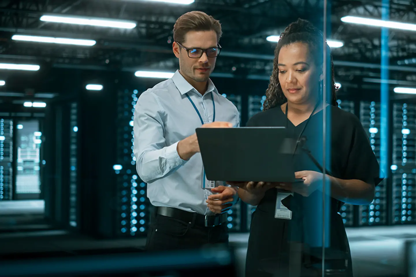  Los profesionales del software utilizan la nube en su portátil.