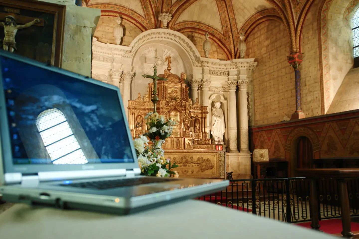 Laptop en una iglesia