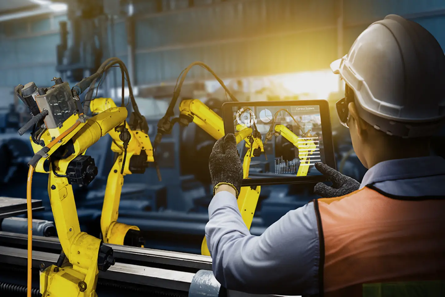 Braços de robôs industriais inteligentes mostrando o processo de produção automatizado.
